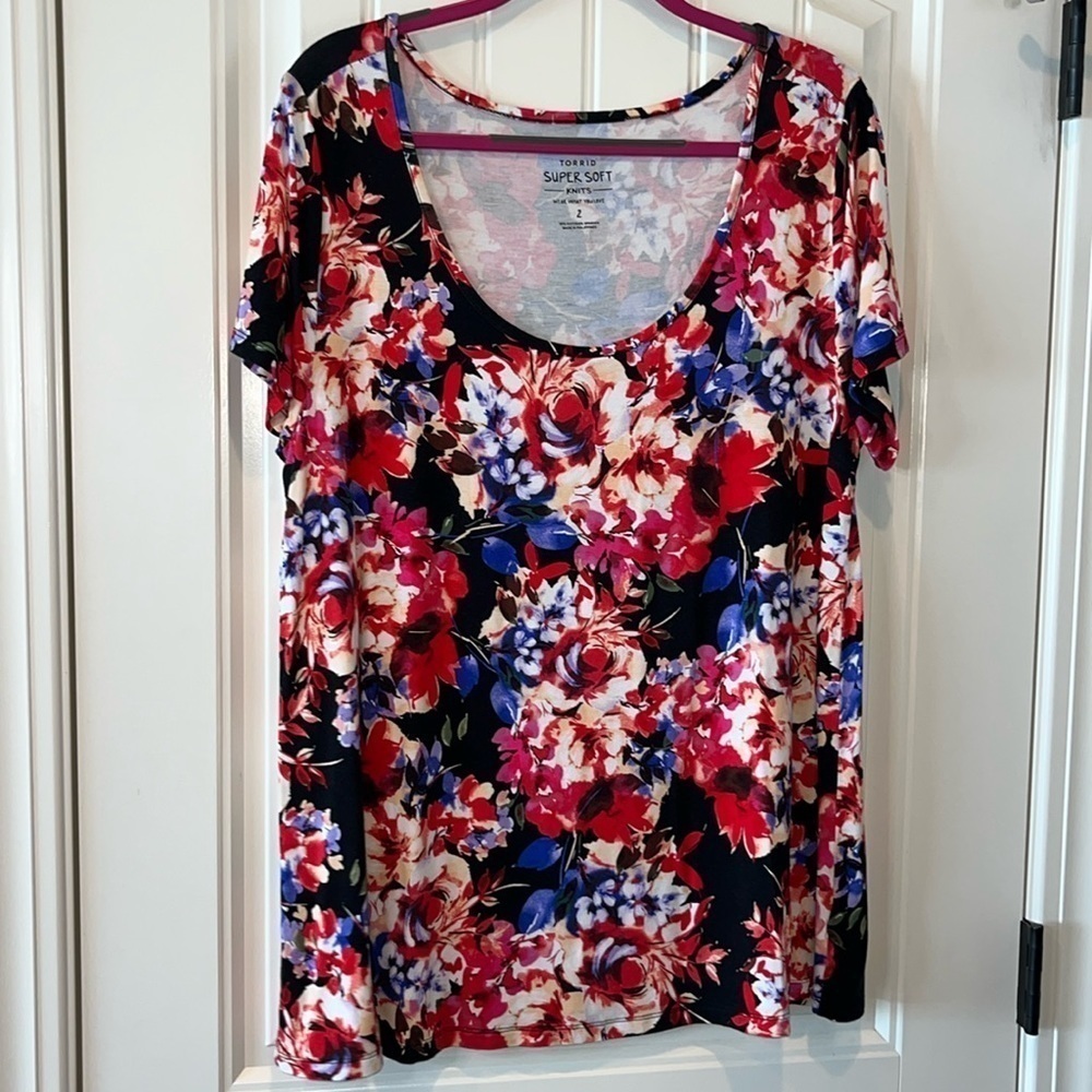 Torrid bright floral super soft knit short sleeve tee size 2X 18-20